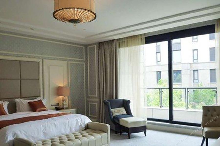 Lane Aura Hotel